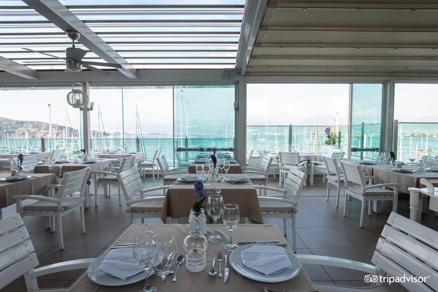 Fancy dinings with superb seaviews !