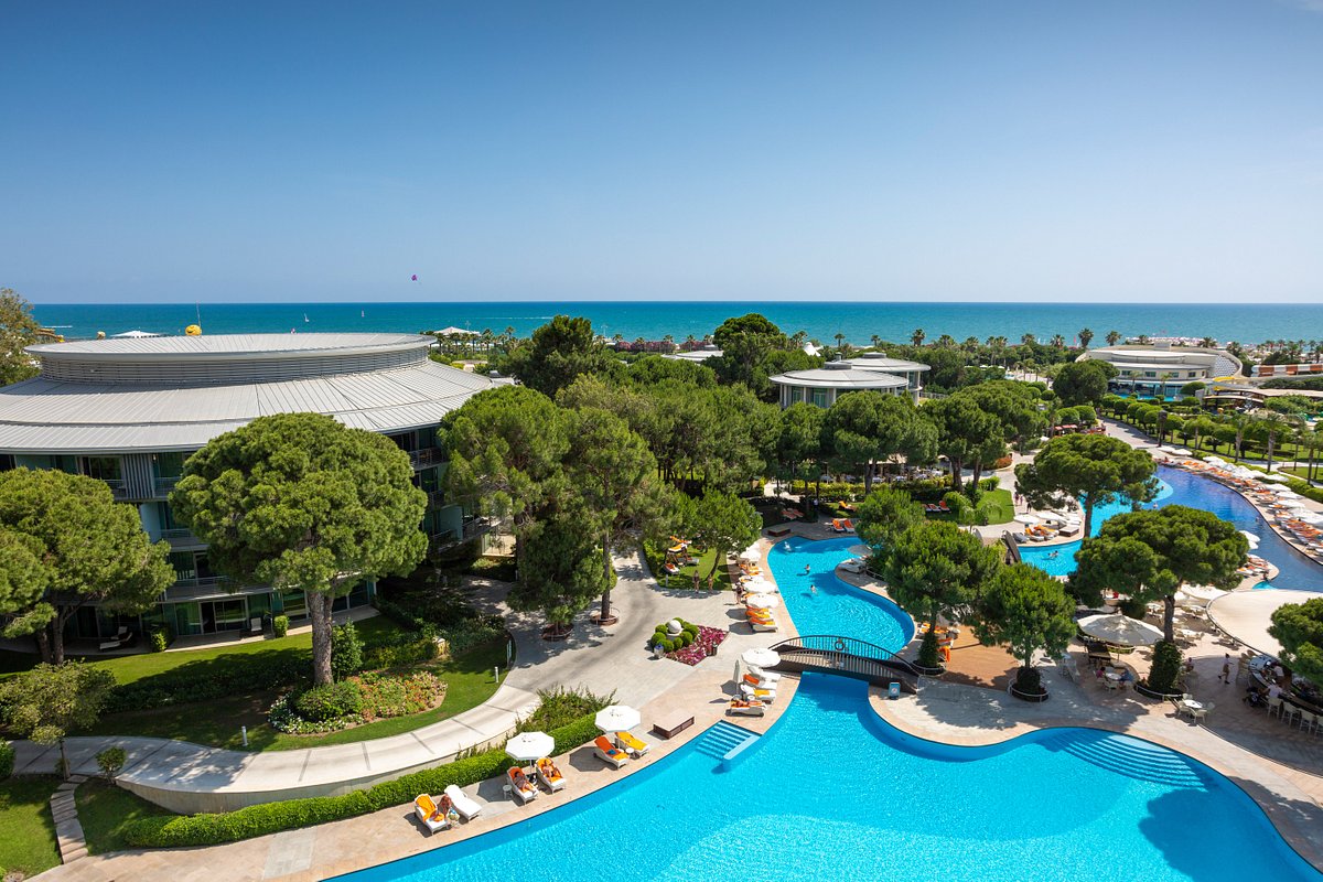 5 outdoor pools & 2 indoor pools!