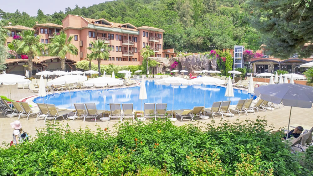 cheap resort hotels to Spend holiday with family