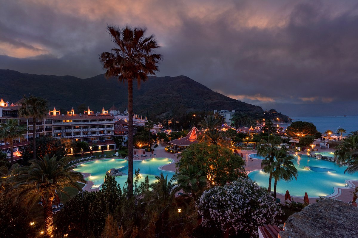 cheap resort hotels to Spend holiday with family