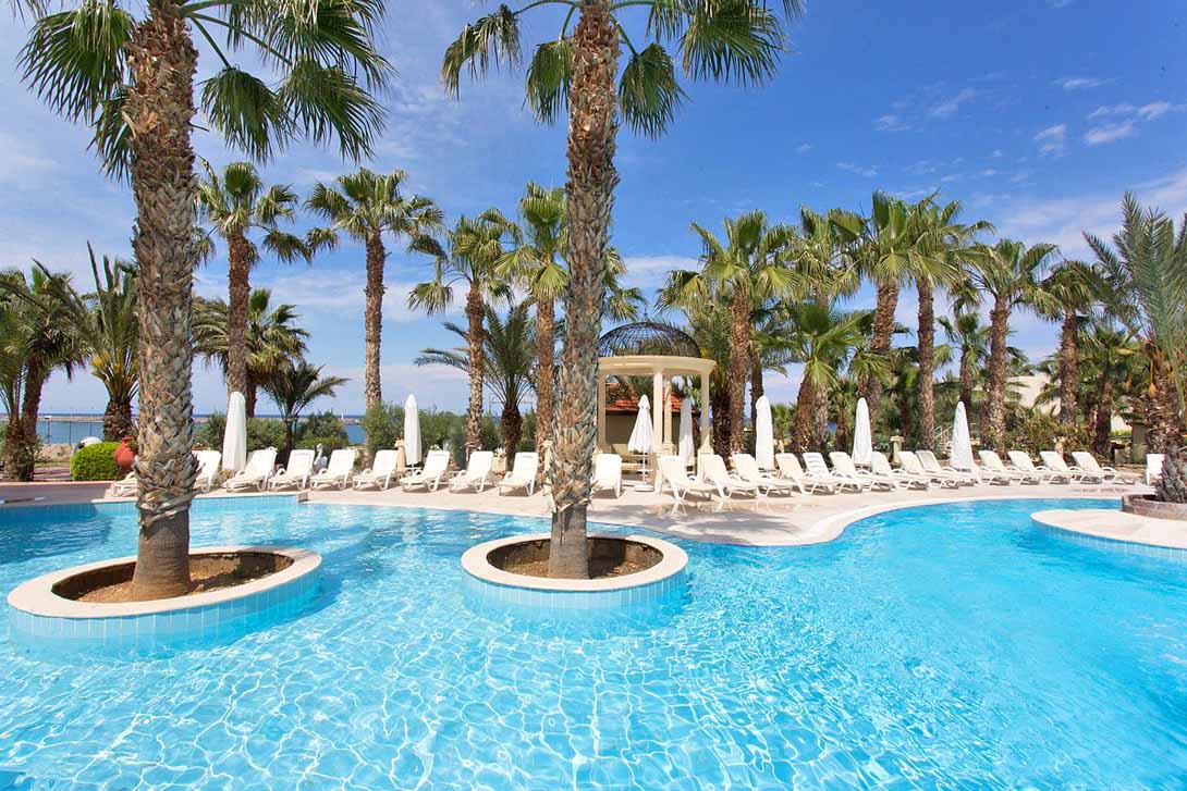 cheap resort hotels to Spend holiday with family