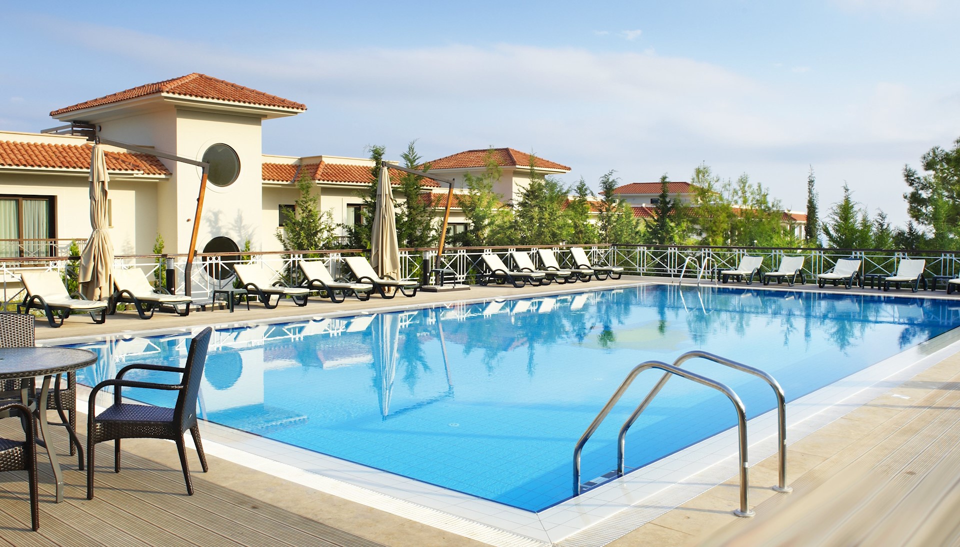 features elegantly decorated rooms with exceptional service and accommodations, luxurious spa facilities, and a spectacular outdoor pool - everything you desire from a premier golf resort. Passionate golfers will be delighted by the impeccably maintained course and outstanding practice facilities.